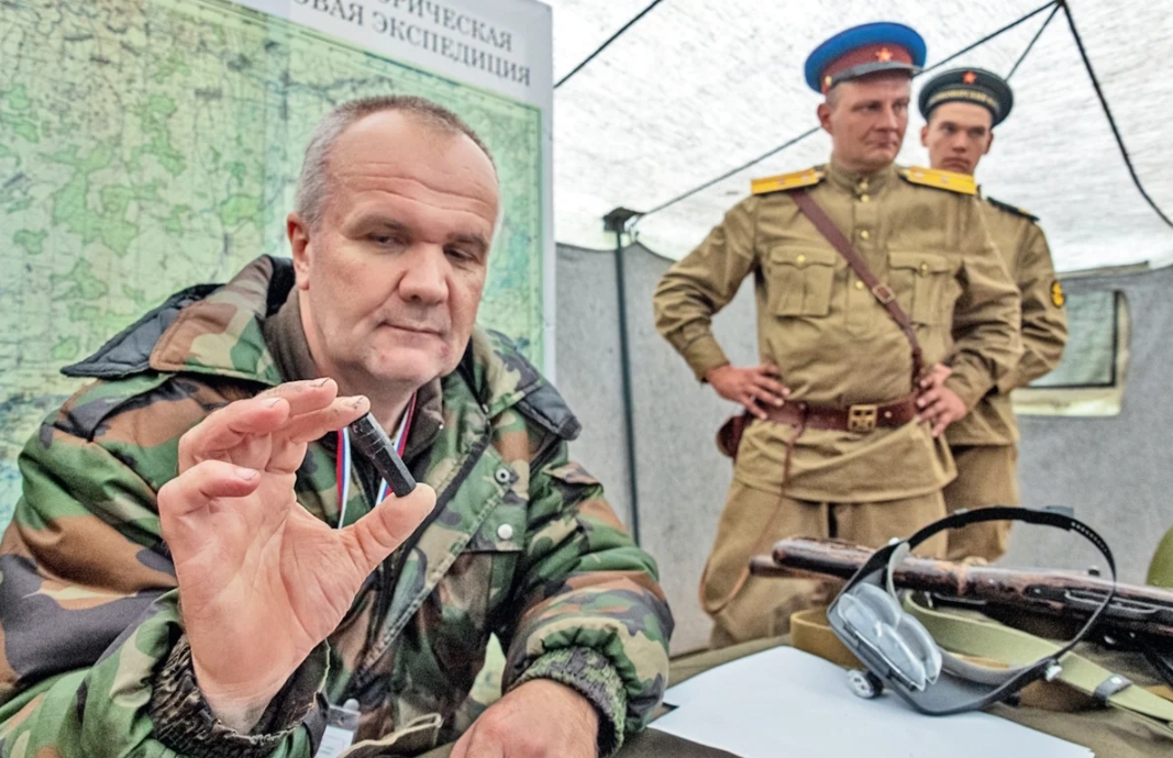 Так выглядит солдатский медальон: эксперт Олег Гусев попытается прочесть хранящуюся в нем информацию