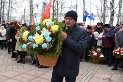 Юрий Дегтев возложил цветы к подножию монумента в городском Сквере Победы