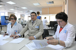 Конкурсная комиссия в лаборатории технического контроля центральной заводской лаборатории Сургутского ЗСК