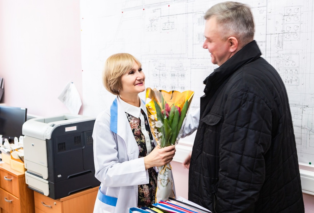 Андрей Дорощук поздравляет Элину Алдаеву, электромеханика участка связи