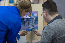 Освоить технику рисования пастелью участникам помогали волонтеры Оренбургского ГПЗ