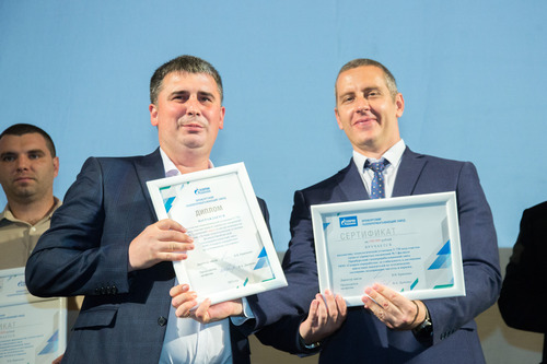 Награждение победителей провел председатель конкурсной комиссии Дмитрий Лысиков (слева)