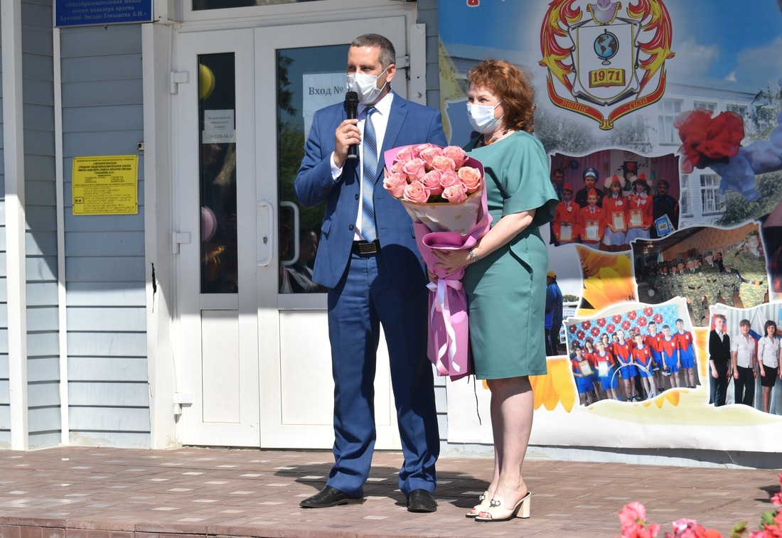 Дмитрий Лысиков на последнем звонке в Чернореченской средней школе