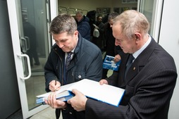 Пётр Воронин, заместитель генерального директор Общества «Газпром переработка», бывший директор завода оставляет автограф на память о событии