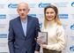 Борис Хлоев, председатель профсоюзной организации, награждает Заррину Джаханову, лаборанта химического анализа хроматографической лаборатории