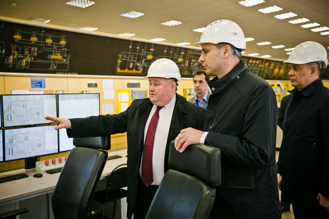 Директор Оренбургского ГПЗ Михаил Морозов знакомит Дениса Паслера с производственным процессом