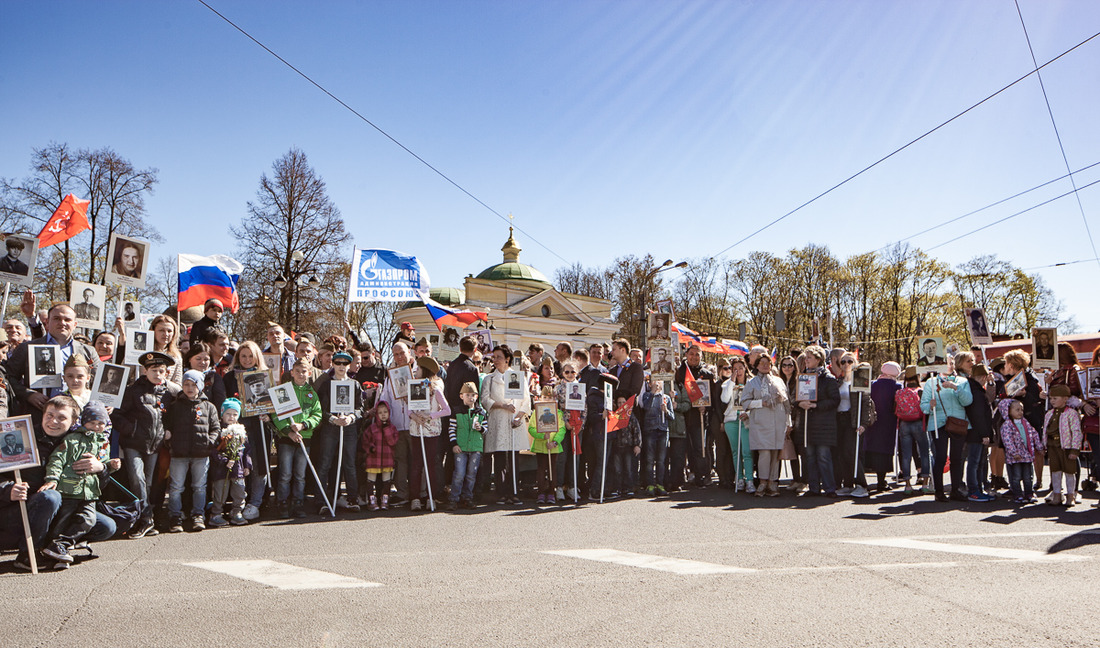 Участники акции "Бессмертный полк" в Санкт-Петербурге