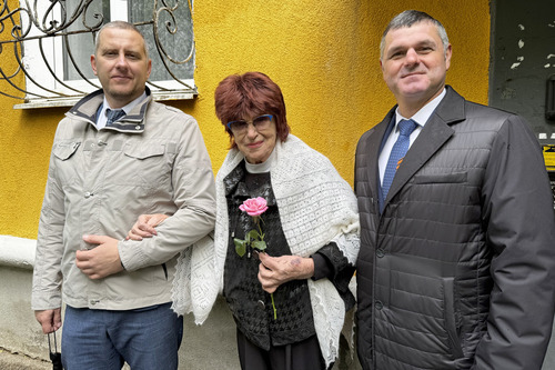 Марину Сергеевну поздравили заместитель директора Оренбургского ГПЗ Дмитрий Лысиков и председатель профсоюза Виктор Дьяченко