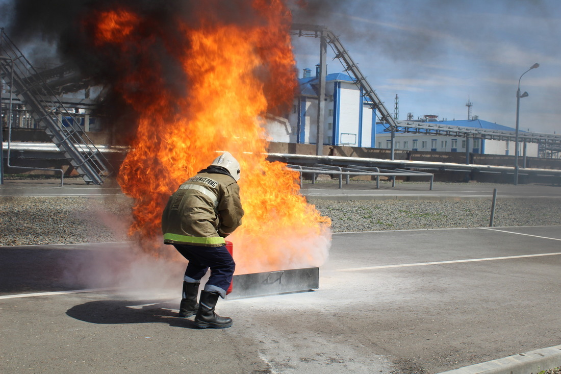 Работник Оренбургского гелиевого завода устраненяет возгорание