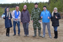 Организаторы соревнований, экипаж победителей и его очаровательные пассажирки