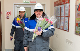 Андрей Дорощук и Альберт Аслаев поздравляют сотрудниц завода с Международным женским днём