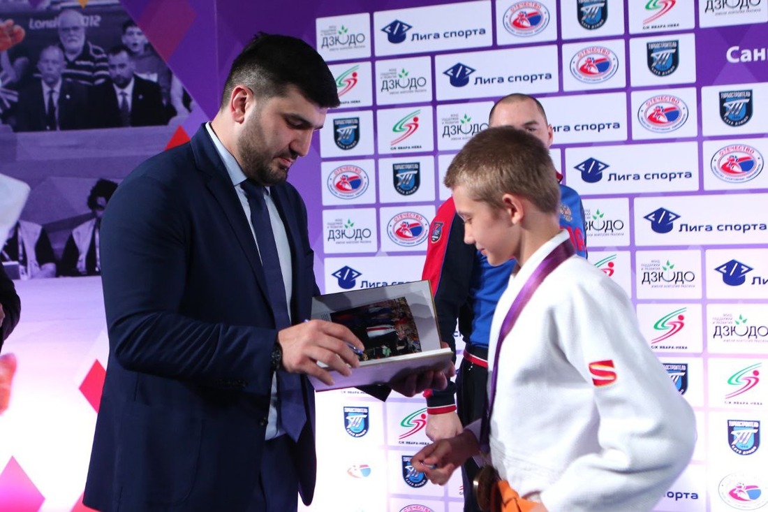 Тагир Хайбулаев награждает участников соревнований