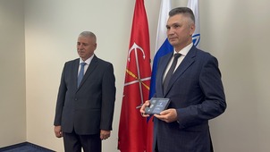 Айрат Ишмурзин вручает удостоверение „Ветеран ПАО „Газпром“ Виктору Дудкину