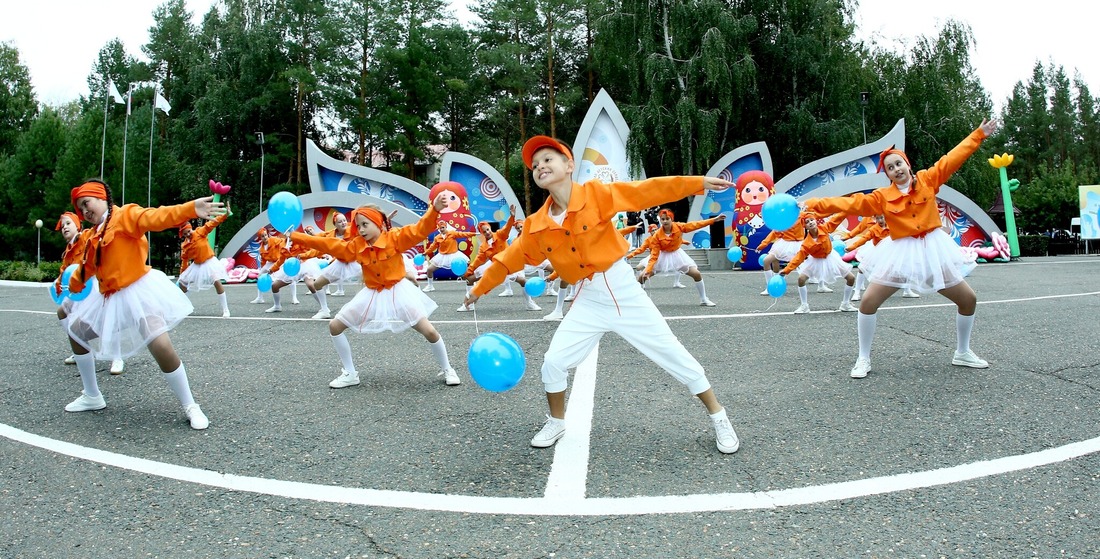 Праздничную программу для участников фестиваля подготовили юные артисты Дворца культуры и спорта "Газовик"