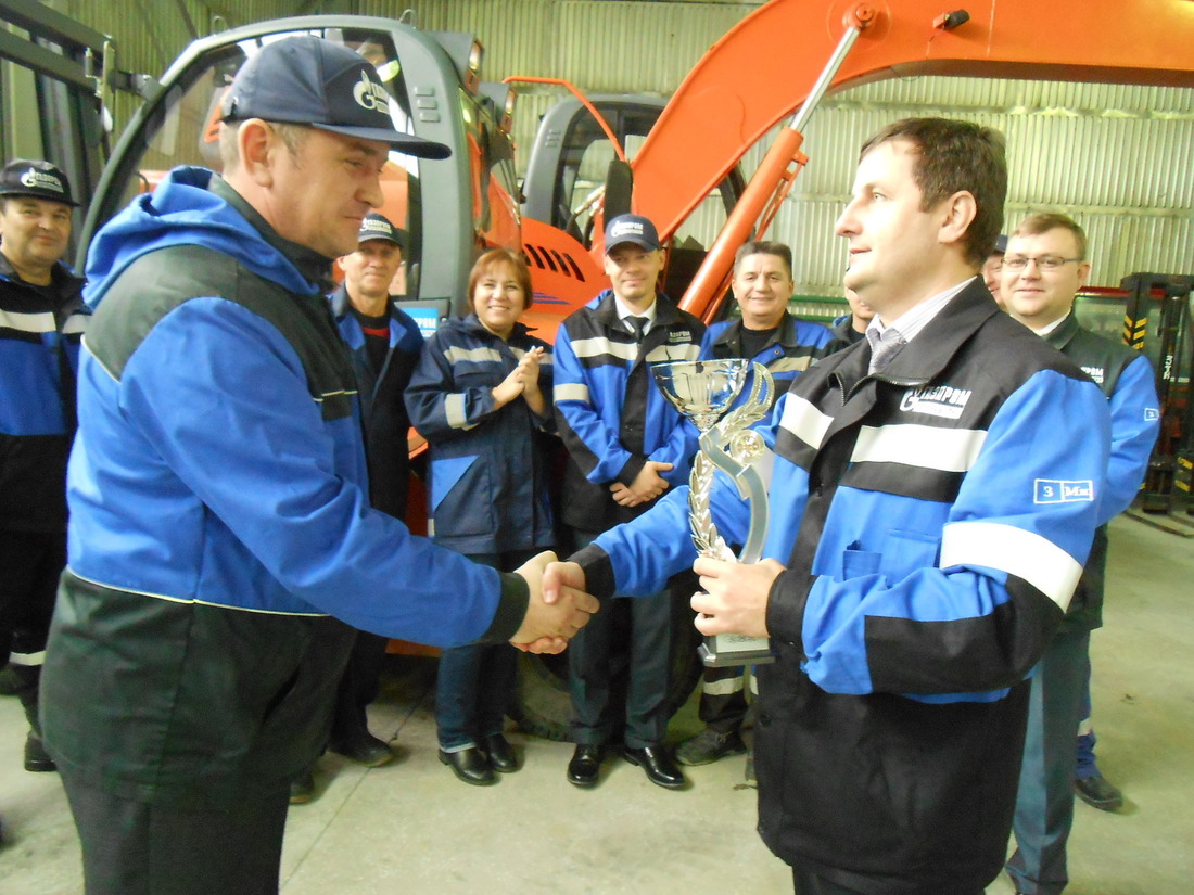 Главный инженер ЗПКТ Олег Обухов (справа) вручает переходящий кубок руководителю группы транспортного обеспечения Андрею Мурзе