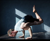 Павел Карпухин — тренер йоги Айенгара. Учил на мастер-классе искать баланс