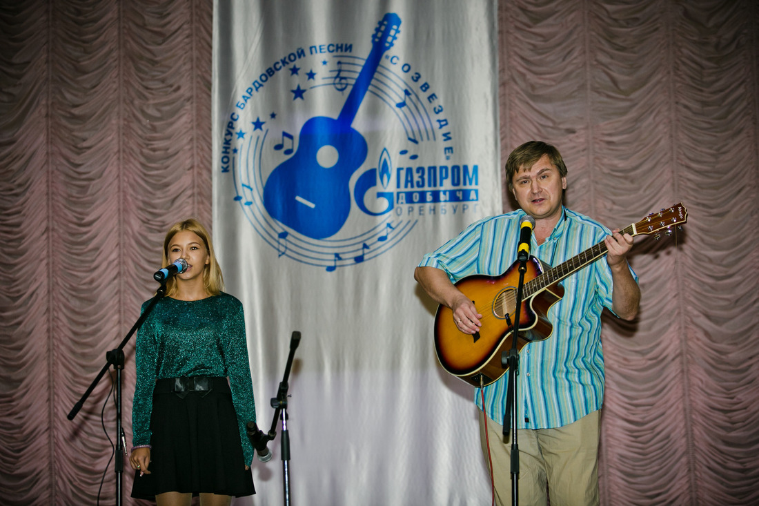 Анастасия и Павел Петровы исполняют песню "Давай с тобой поговорим"