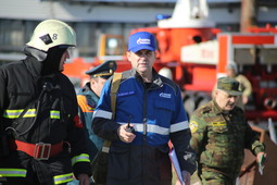Руководитель тушения пожара (слева) передаёт оперативную информацию