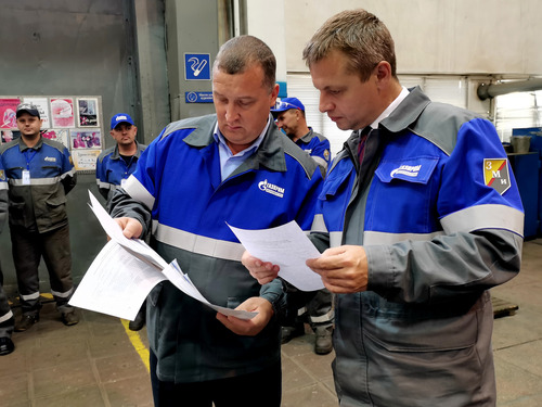 Результаты конкурса обсуждают главный инженер завода Сергей Фот (справа) и начальник ремонтно-механического цеха Сергей Олейник