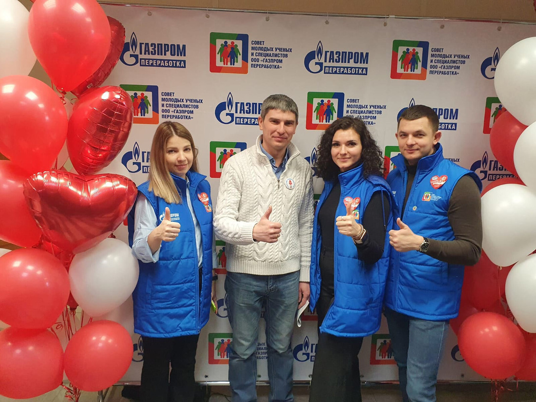 Каждый участник акции получил в подарок значок "Я — донор ООО "Газпром переработка"