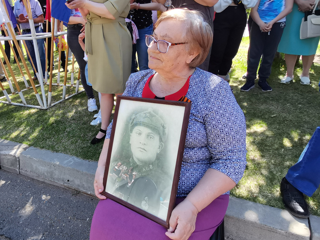 Жители Павловки пришли на митинг с портретами погибших родственников