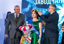 Андрей Дорощук,директор звода,(справа) и Сергей Талалев,главный инженер,вручают Нурзаде Султанбековой приз зрительских симпатий