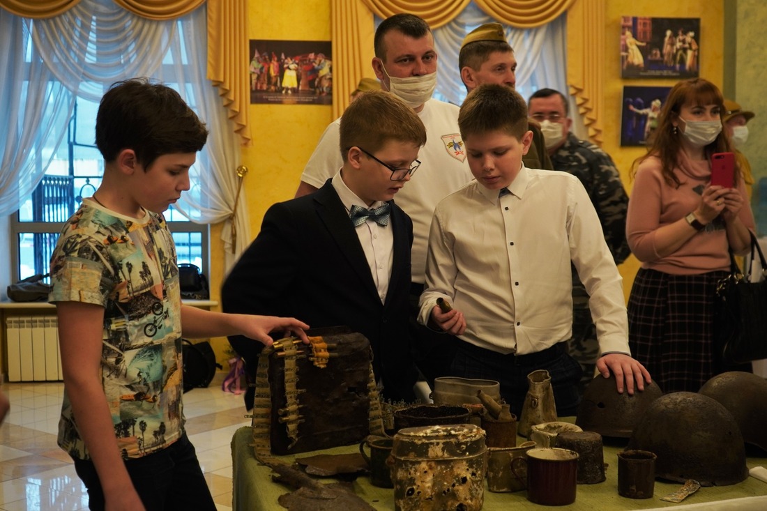 В фойе театра была организована выставка обмундирования и вооружения, а также экспонатов, найденных во время поисковых работ на местах боев Великой Отечественной войны.