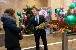 Вручение тюльпанов на входе в административное здание