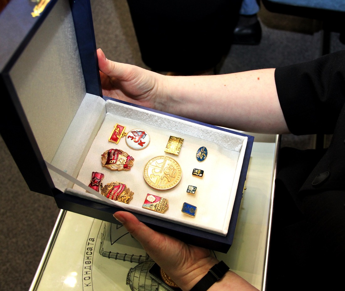 Коллекция значков и юбилейных медалей, связанных с Сургутским ЗСК