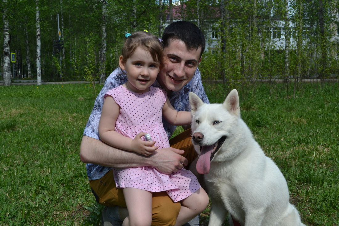 Ярослав Бубличенко с дочкой и новым четвероногим другом