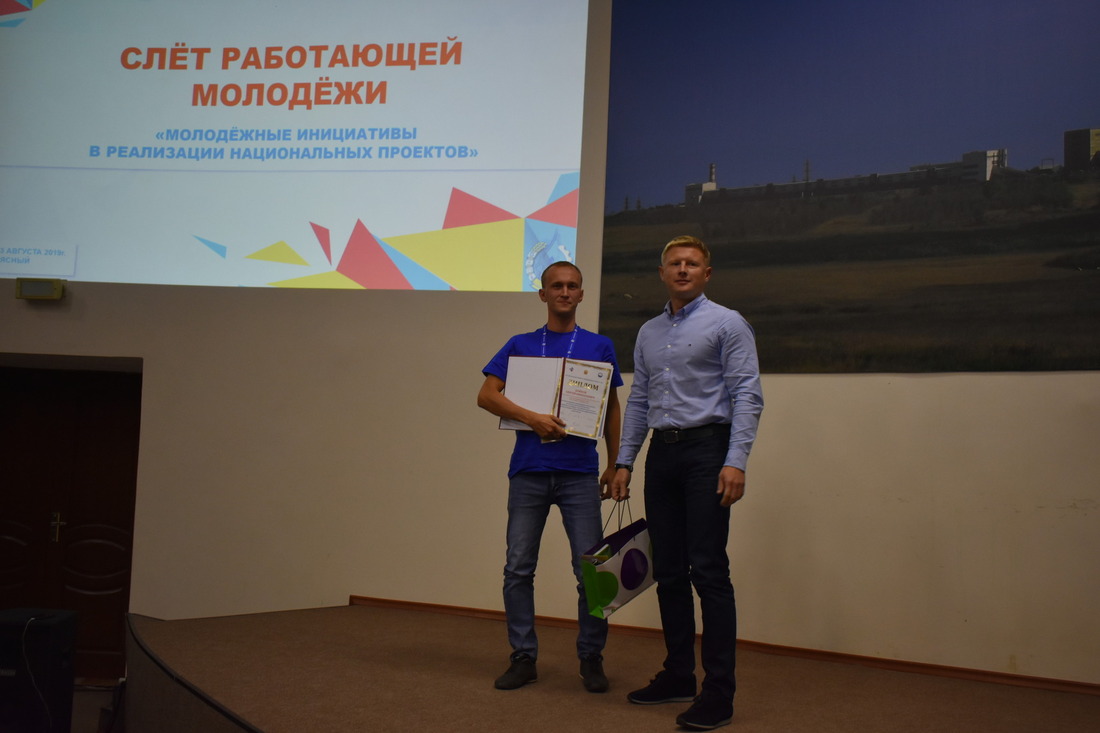 Награждение инженера электросвязи службы связи Оренбургского ГПЗ Сергея Бойкова