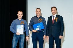 Специальный приз от «Газпром переработка профсоюз» представителям транспортного цеха Сургутского ЗСК вручил Константин Шохирев — заместитель председателя профсоюза