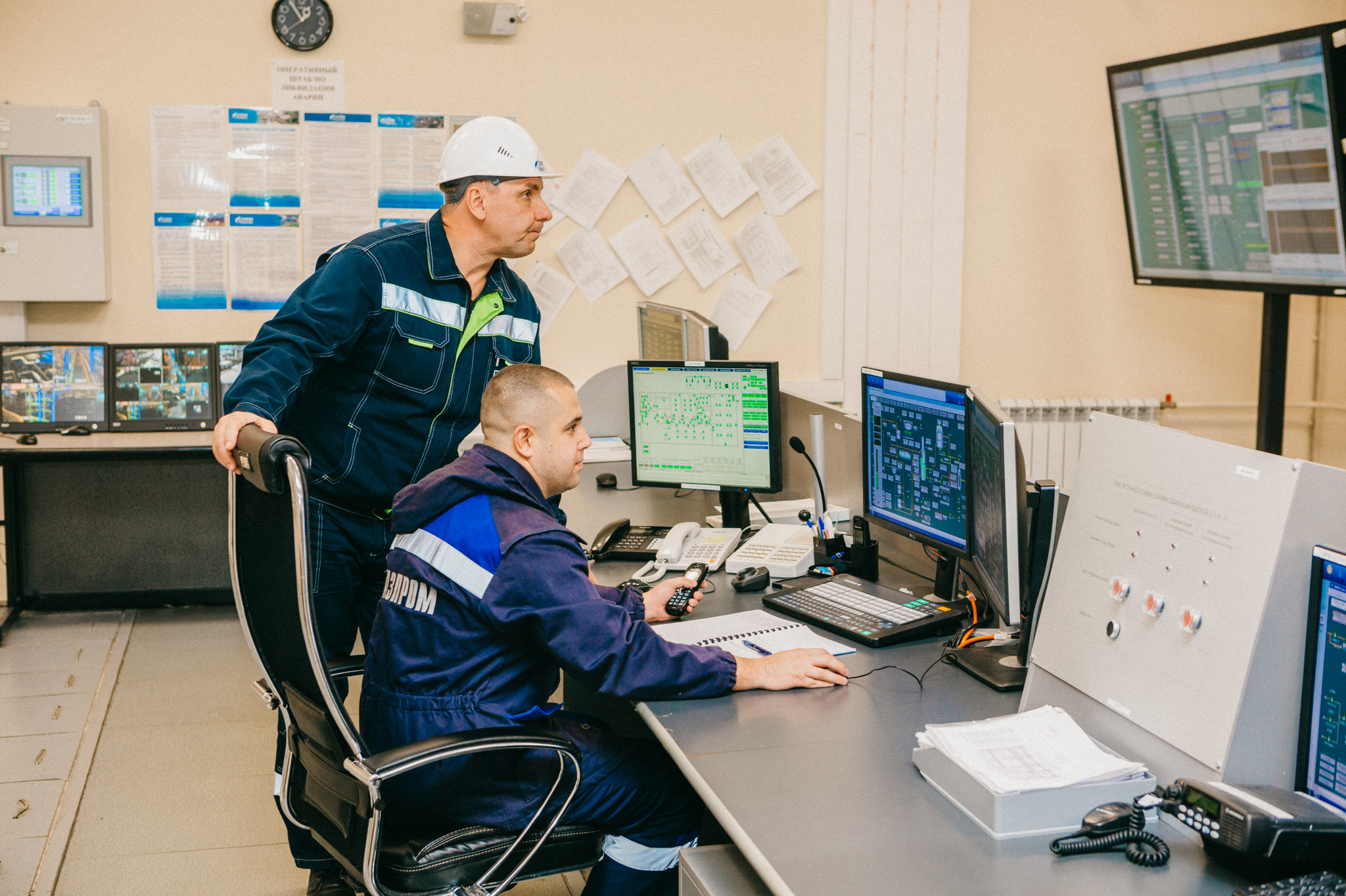 Операторная. Московский НПЗ операторная. Центральная операторная Газпром. Оператор технологических установок. Оператор нефтепереработки.